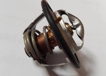 84383461 Termostat 2856541 CNH NEW HOLLAND CASE oryginał