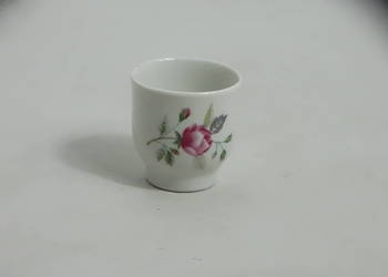 Porcelanowy kieliszek do jajek KAROLINA – Motyw róż, Made in Poland