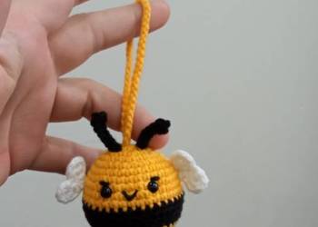 Pszczółka wykonana na szydełku, brelok, zawieszka