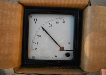 Woltomierz Lumel +/-60V M12-M miernik tablicowy Nowy
