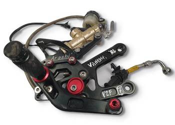 POMPKA HAMULCOWA SET PODNÓŻEK TYŁ Yamaha YZF-R6 R6 RJ11 dźwignia arashi