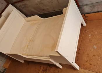 Łóżko rozkładane od 130 cm SUNDVIK 80 x 200 cm i żyrandol.