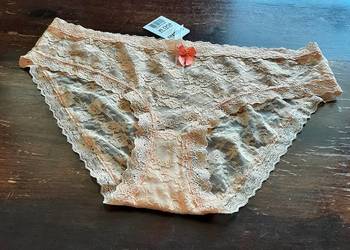 Koronkowe figi marki Kapahl w kolorze pomarańczowym