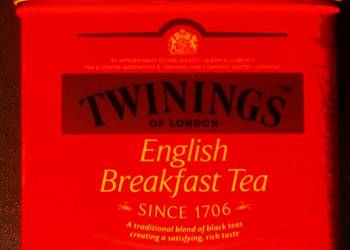Blaszane pudełko po herbacie Twinings. 7x9x9 cm, Na bokach różne napisy