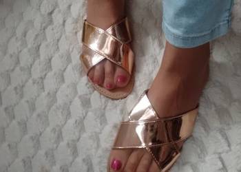 (40) Boohoo/ Gold Rose, Ekskluzywne klapki z Londynu, NOWE