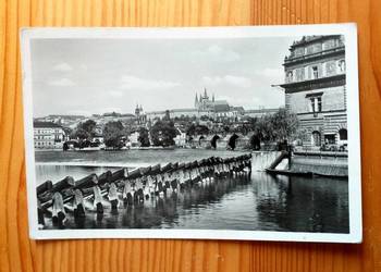 PRAGA - WIDOK NA RZEKĘ WEŁTAWĘ I HRADCZANY
