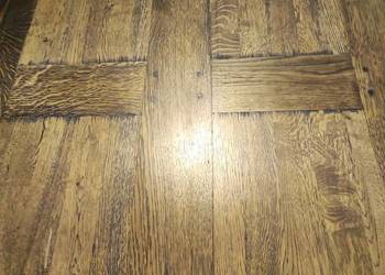 Stół i krzesła w komplecie