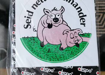 ŚMIESZNA NAKLEJKA_SEID NETT ZU EINANDER