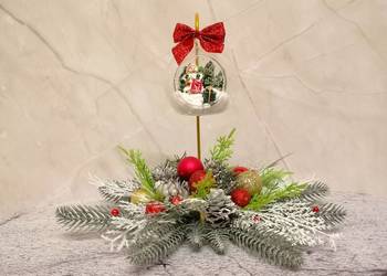 Ręcznie wykonany stroik świąteczny z dekoracyjną szklaną kulą