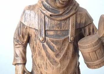 Duża figura mnicha z dzbanem i kuflem