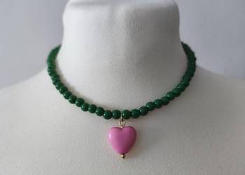 Naszyjnik z zielonych koralików z zawieszką w kształcie różowego serca