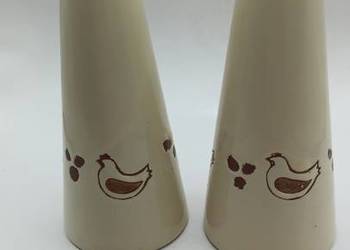 Dwa pojemniki butelki na ocet , olej kury drób koloru kremowego