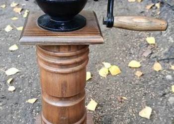 Piękny unikatowy młynek stojący do mielenia kawy pieprzu zioł