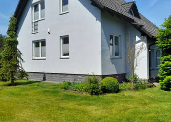 Dom wśród malowniczych kaszubskich lasów i jezior