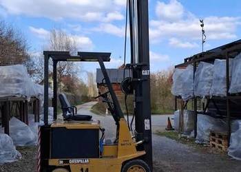 Wózek Widłowy z dodatkowych chwytakiem do beczki. Akumulatorowy caterpiller