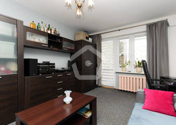 Dwustronna kawalerka z jasną kuchnią i balkonem