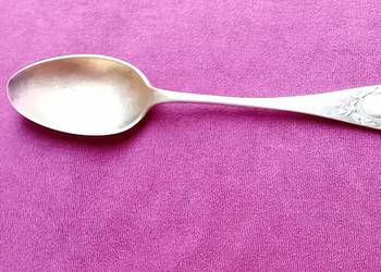 Secesyjna pozłacana łyżka z medalionem, przełom XIX i XX w. Punca nieczyt.