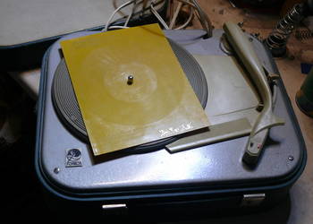 Stary gramofon walizkowy Fonica