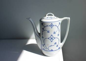 BIAŁA PORCELANA DZBANEK WZÓR SŁOMKOWYJAGER Eisenberg Blau Saks GDR