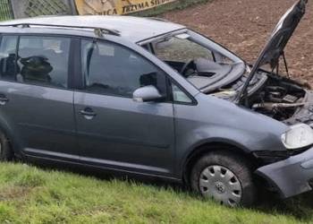 Sprzedam Volkswagen Touran 2005 r. – uszkodzony,  w całości