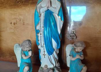 Figura Matki Boskiej z dwoma aniołami