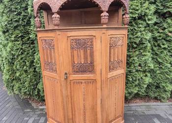 Rzeźbiona szafa na ornaty