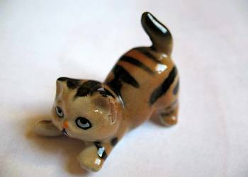 Kot - mały uroczy kotek pręgowany - Figurka - porcelana - 3,5 x 4,5 x 2 cm