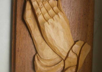 rzeżba ręce złożone do modlitwy