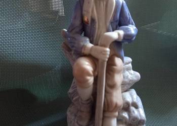 Porcelanowa figurka chłopca drwala lub leśniczego duża dbałość o szczegóły