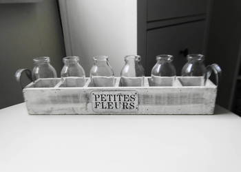 Szklane wazoniki w drewnianej skrzynce