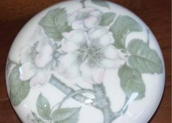 Bombonierka. Cudny dekor na białej porcelanie. Bez sygnatury