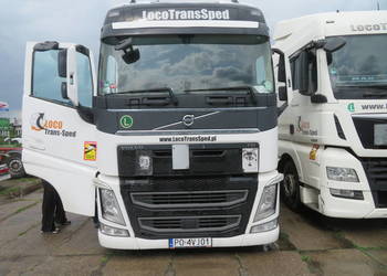 Syndyk sprzeda ciągnik siodłowy VOLVO FH 500 z siodłem