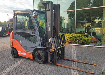 Wózek widłowy kompaktowy Toyota 8FGKF20 lpg 2 tony triplex 5 m kabina 2018