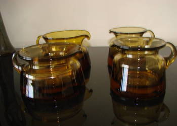 mały dzbanek/mlecznik grube dno, szkło PRL