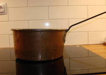 duży stary miedziany rondel