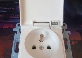 Gniazdo pojedyncze z hermetyczną klapką  IP44 Simon 10