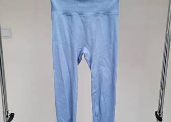 Jasnoniebieskie legginsy w prążki