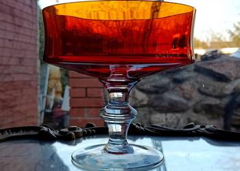 Owocarka na stopie czerwono pomarańczowa