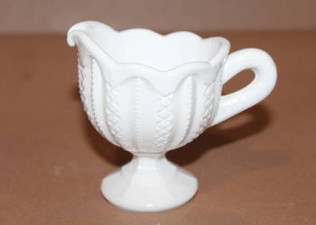 Biały, szklany mlecznik nr 1436