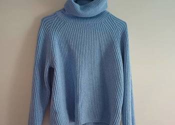 Piękny ciepły jasnoniebieski golfik marki Sinsay