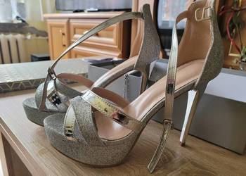 Sprzedam srebrne sandałki na obcasie