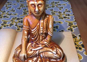 Figurka Budda, masa gipsowa glazurowana;