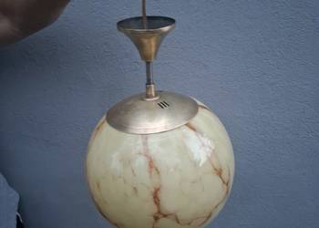 Piękna lampa sufitowa w kształcie kuli.