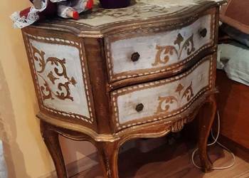 Szafka Złocona Bardzo Stara i w Mocno Starym Stylu.