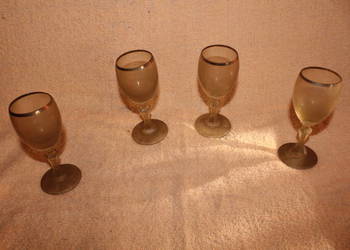 Kieliszki na nóżkach 4 sztuki PRL Stan BDB Kieliszki na nóżkach 4 sztuki PRL Stan BDB