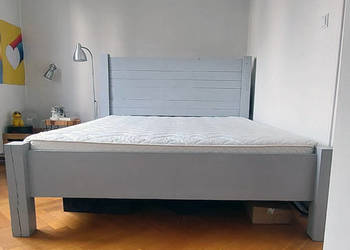 Drewniane łóżko w stylu skandynawskim