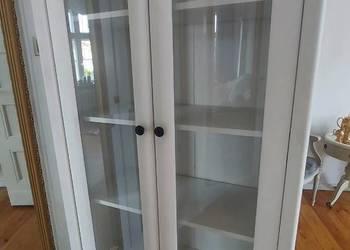 Witryna biala półki szuflady