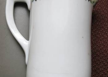 Dzbanuszek z porcelany (porcelitu ?), z dziubkiem, 12 cm wys., 7 cm śr.