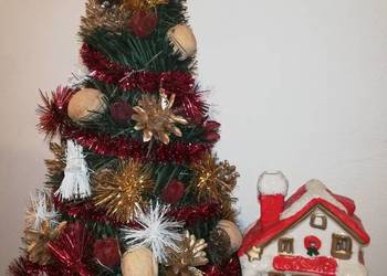 Sztuczna choinka z ozdobami + świąteczny domek - Nowe