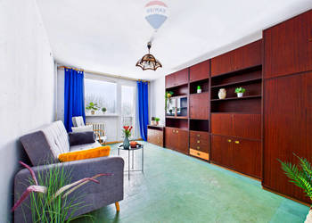 2 pokoje z balkonem w niskim bloku – do remontu!